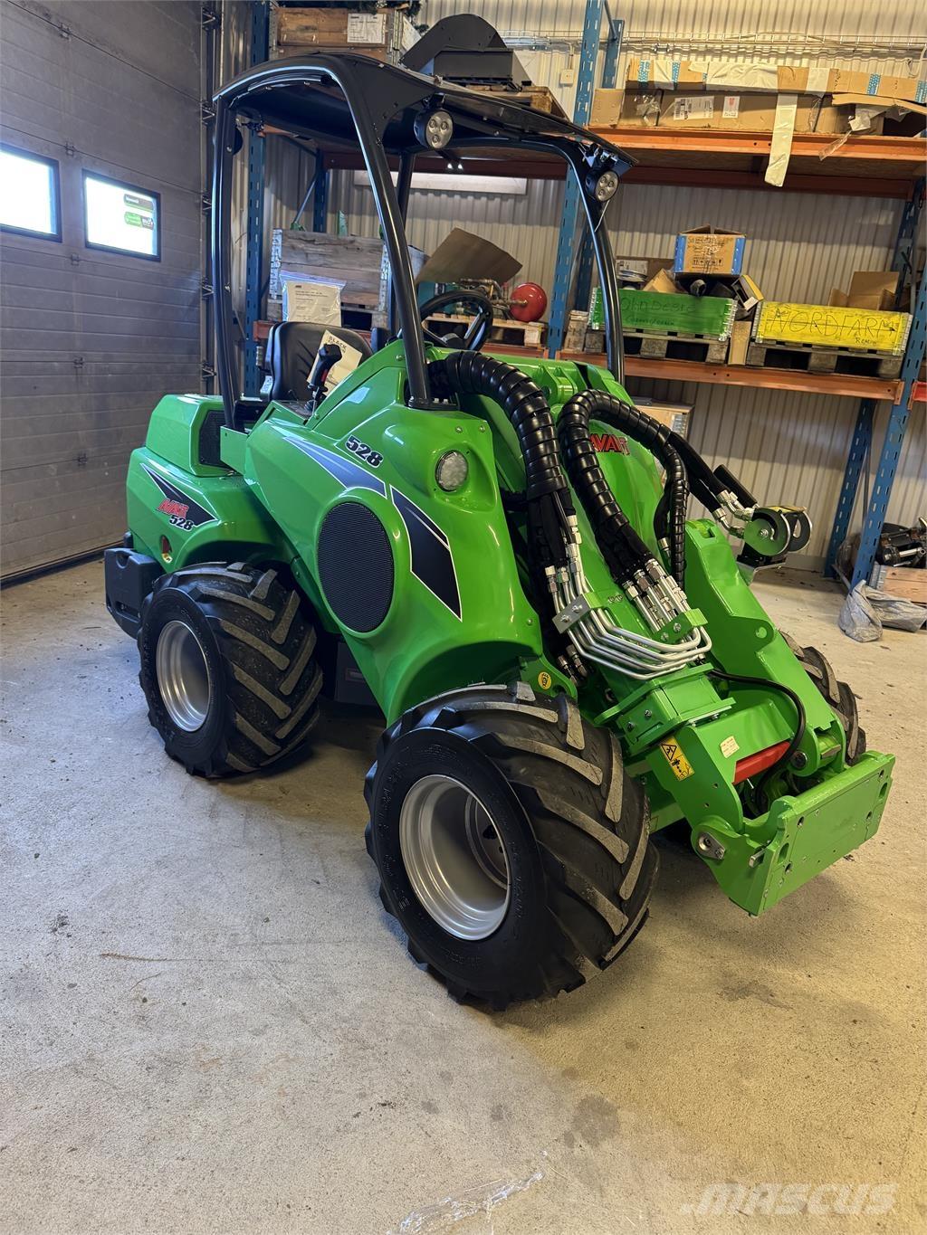 Avant 528 KAMPANJ スキッドステアローダー