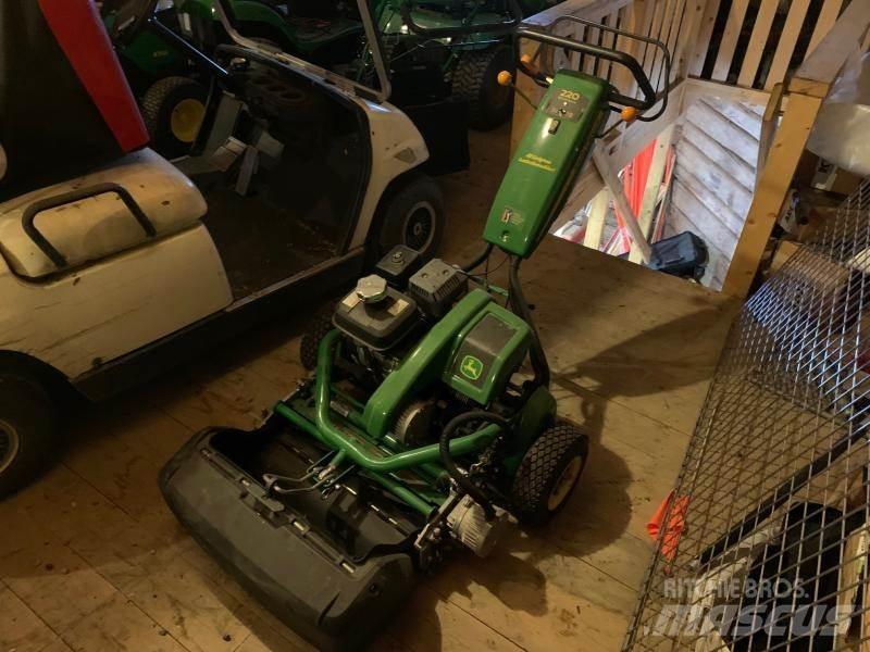 John Deere 220 乗用・自走モア/芝刈り機