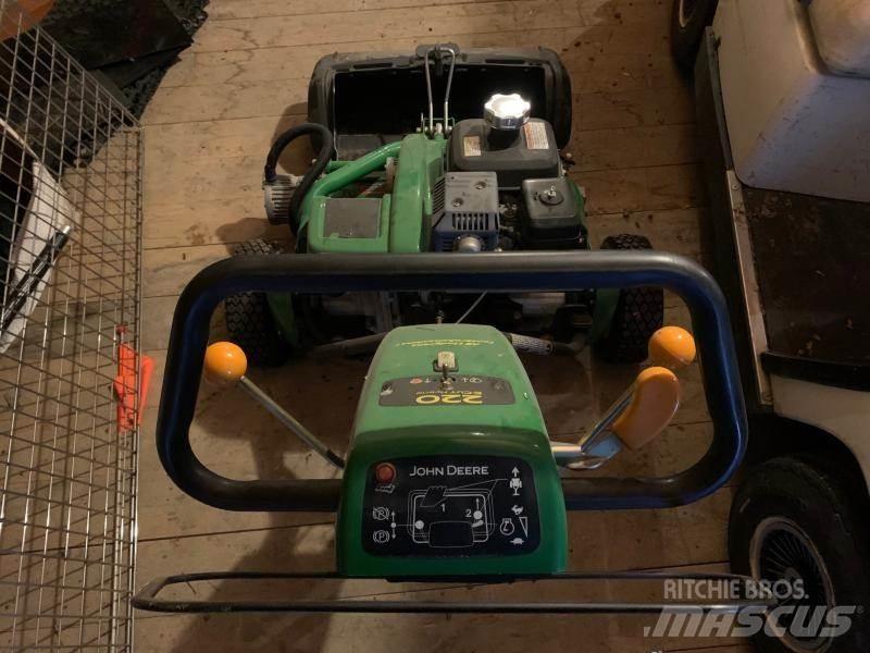 John Deere 220 乗用・自走モア/芝刈り機