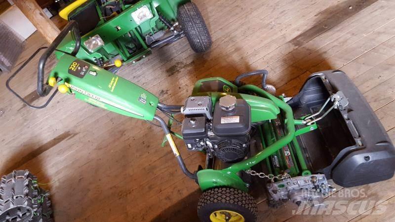 John Deere 220 乗用・自走モア/芝刈り機