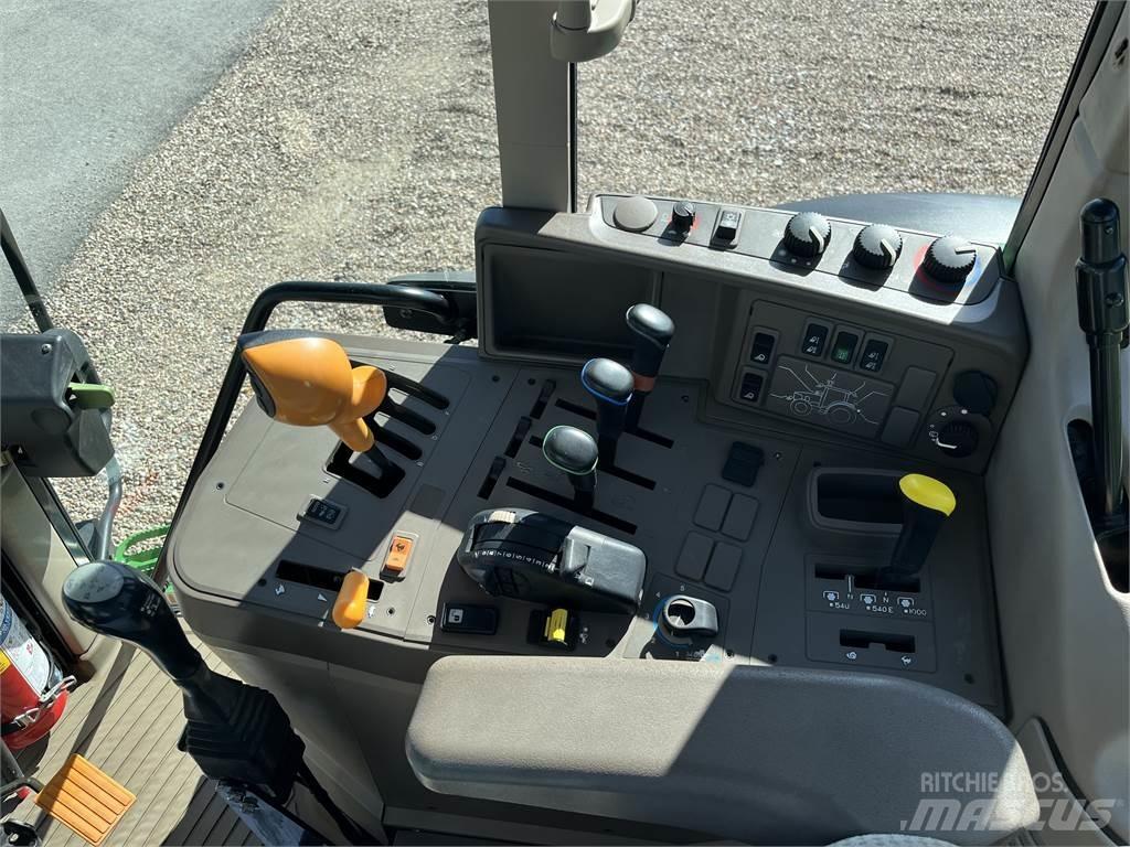 John Deere 6125M トラクター