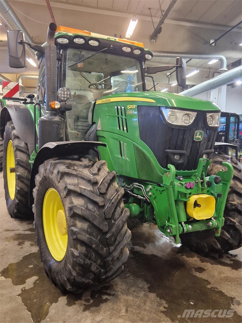John Deere 6215R トラクター