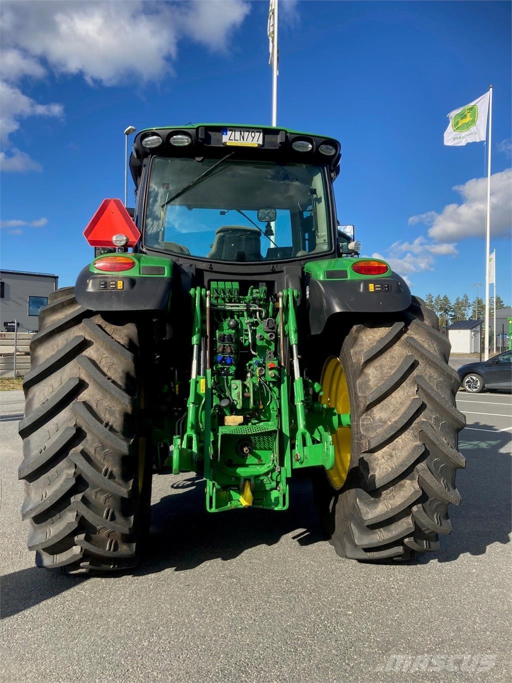 John Deere 6215R トラクター