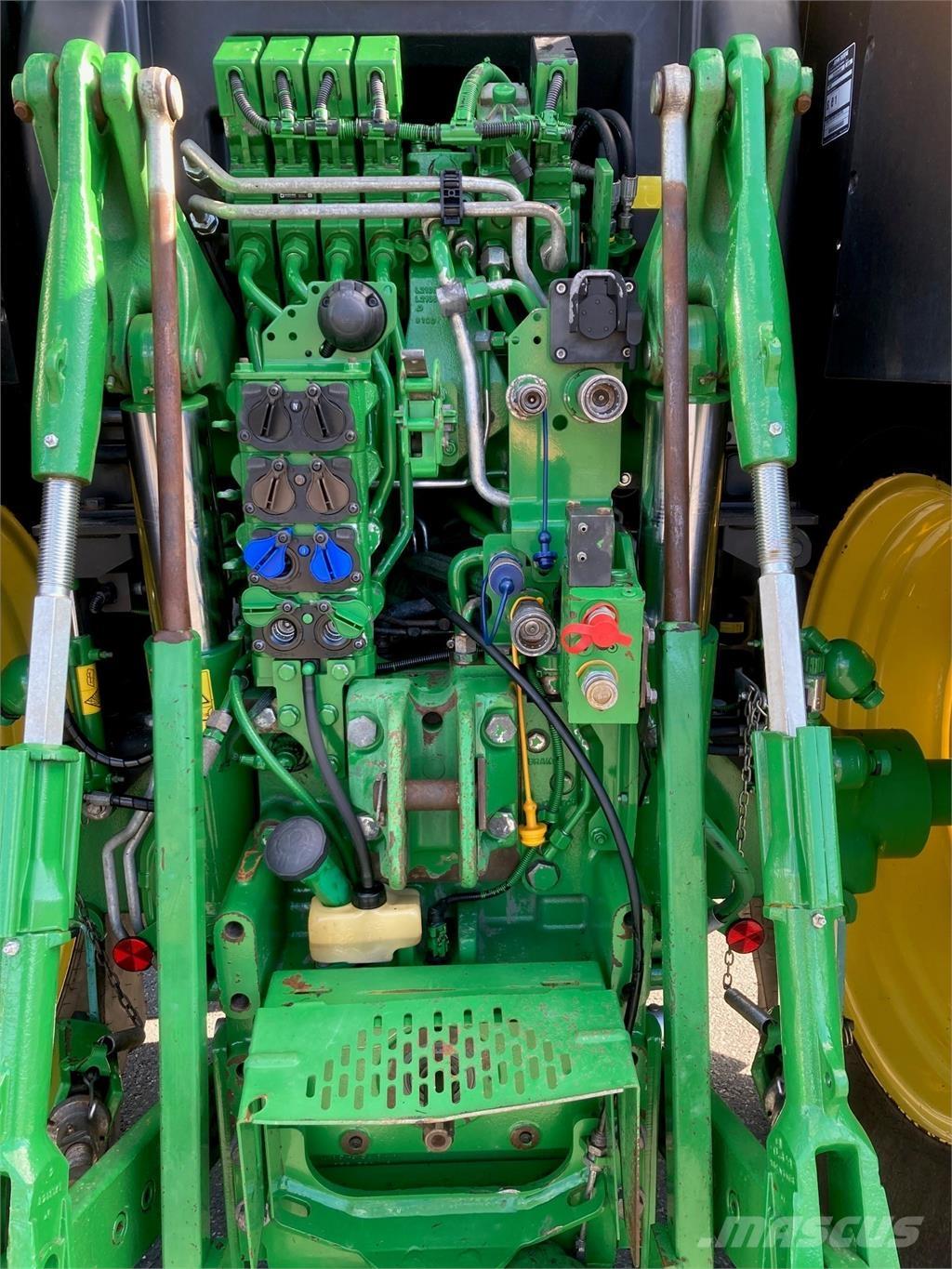 John Deere 6215R トラクター