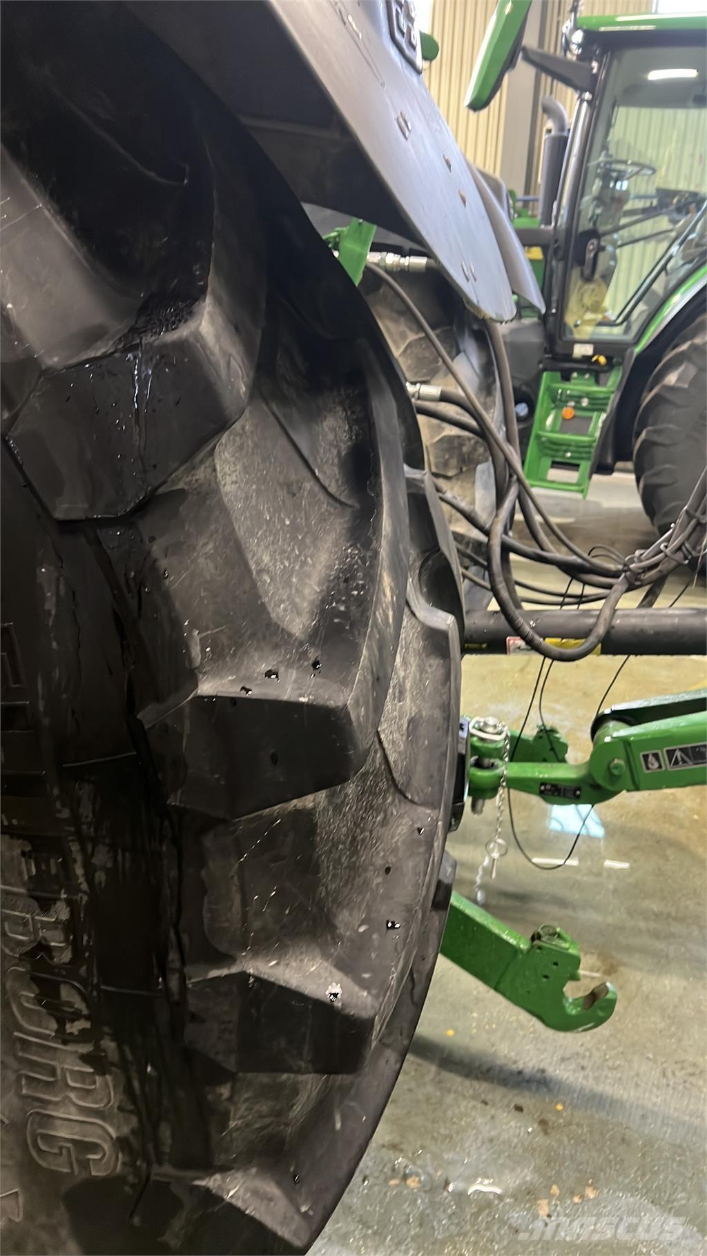 John Deere 6215R トラクター