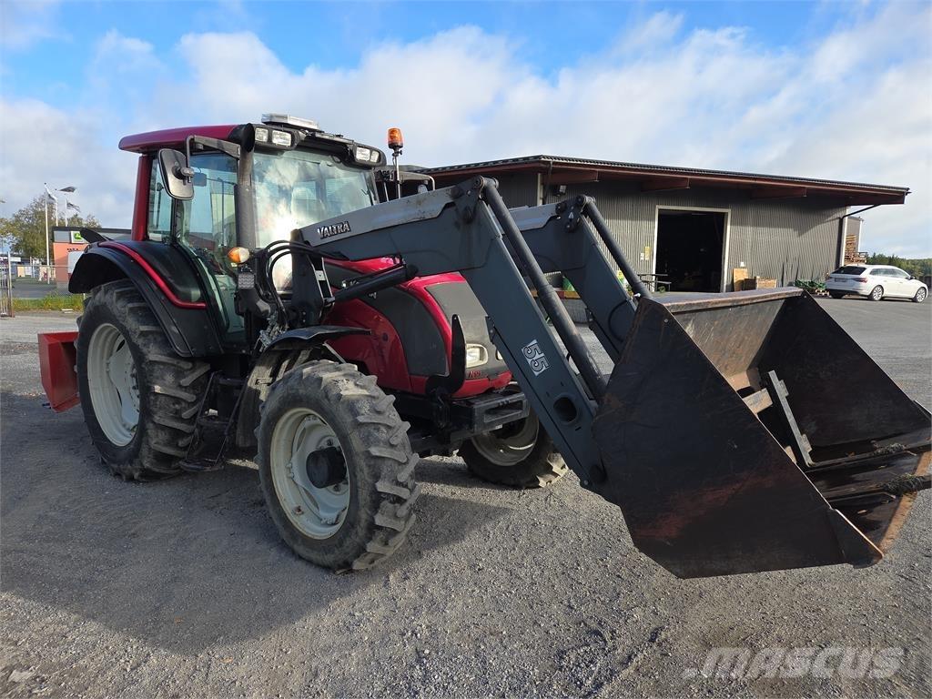 Valtra N121 トラクター