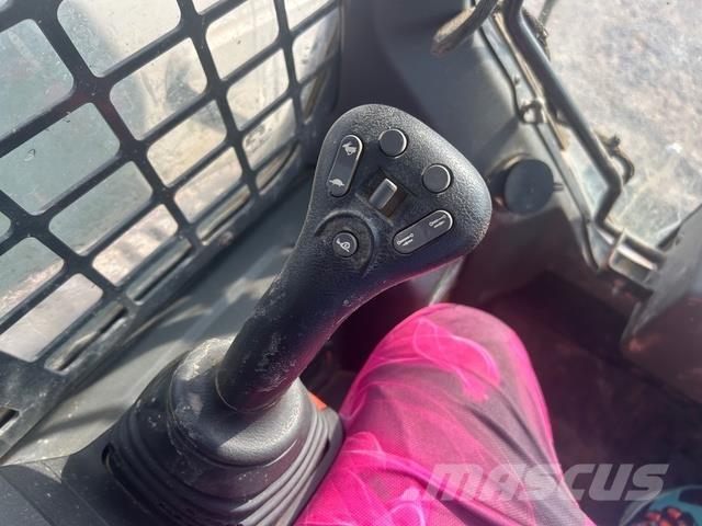 Bobcat T76 スキッドステアローダー