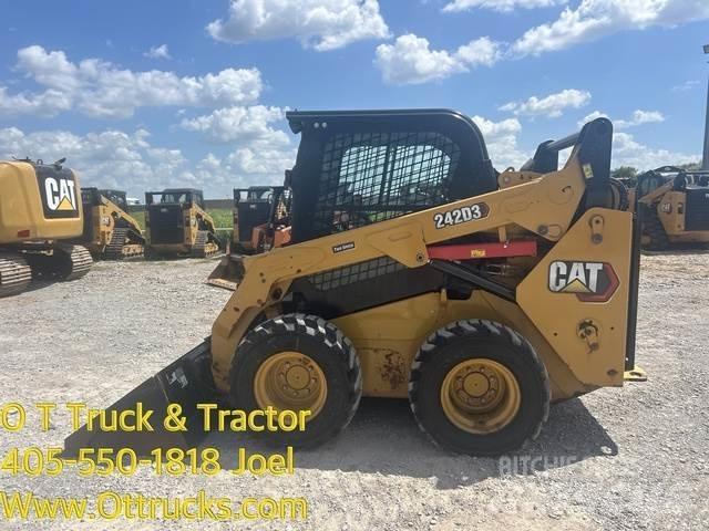 CAT 242D3 タイヤ、ホイル、リム