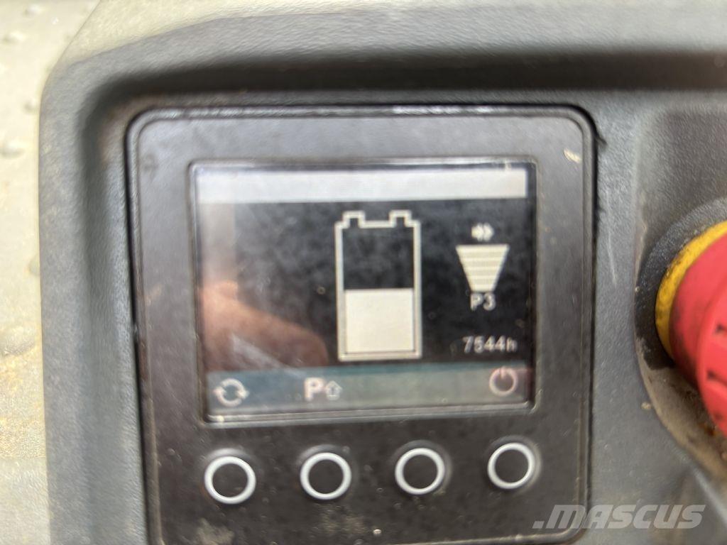 Jungheinrich ECE230 自走式スタッカー