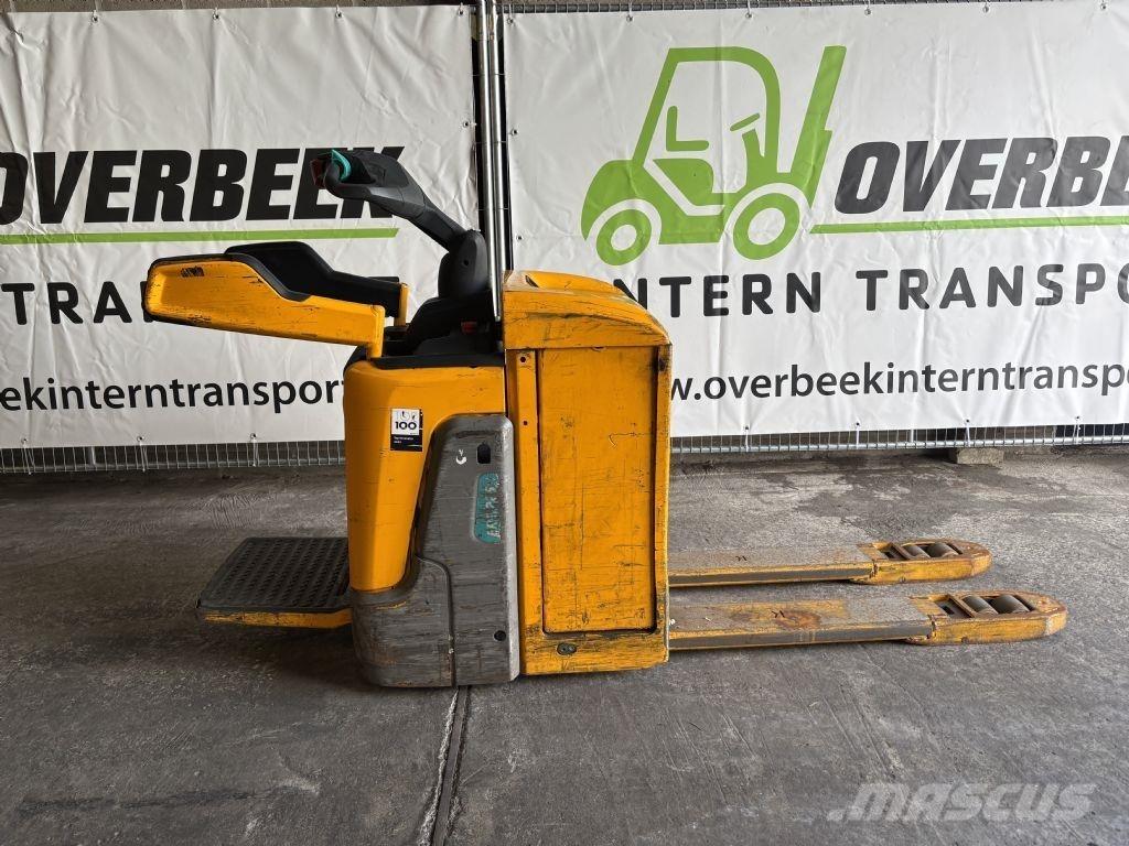 Jungheinrich ERE 225 自走式スタッカー