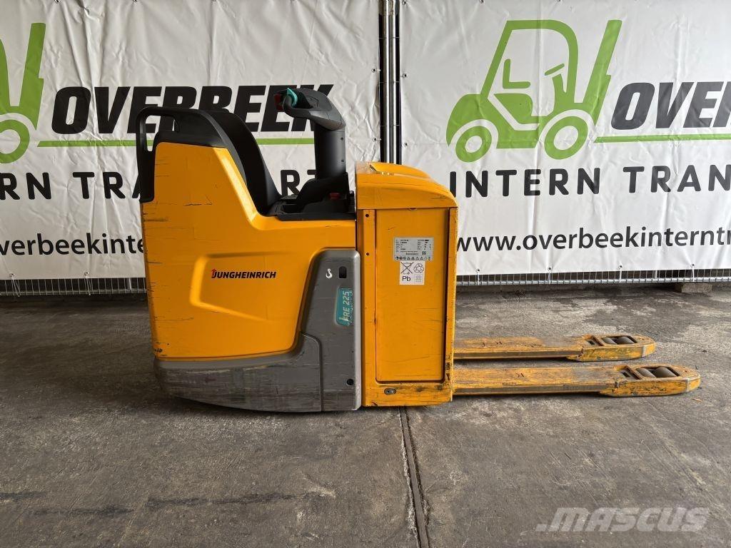 Jungheinrich ERE225 自走式スタッカー