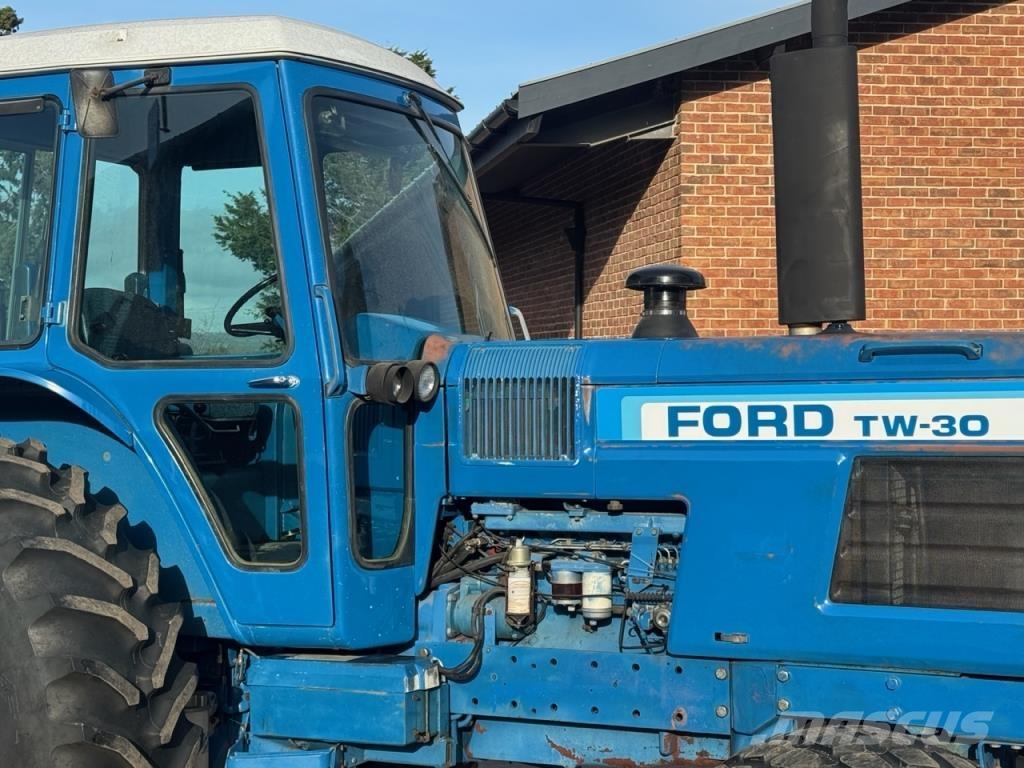Ford TW30 トラクター