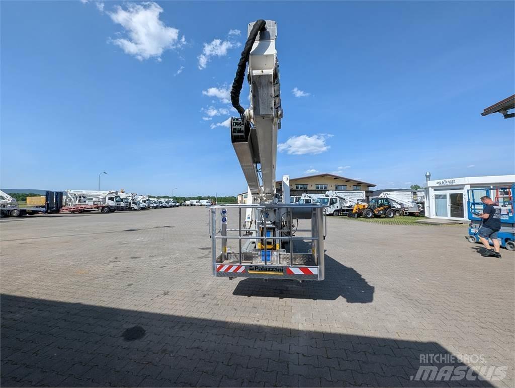Palazzani XTJ 32 小型自走式ブームリフト