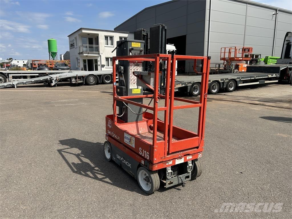 SkyJack SJ16 小型自走式ブームリフト