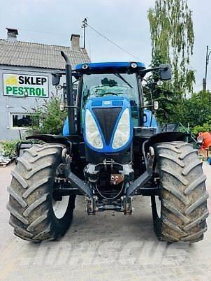 New Holland T7.210RC トラクター