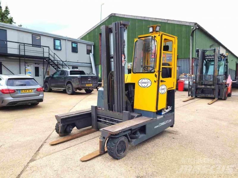 Combilift C3000 GAS 全方向リーチ型フォークリフト