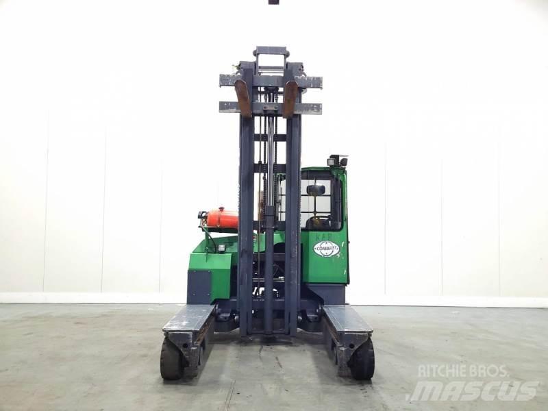 Combilift C4000 全方向リーチ型フォークリフト