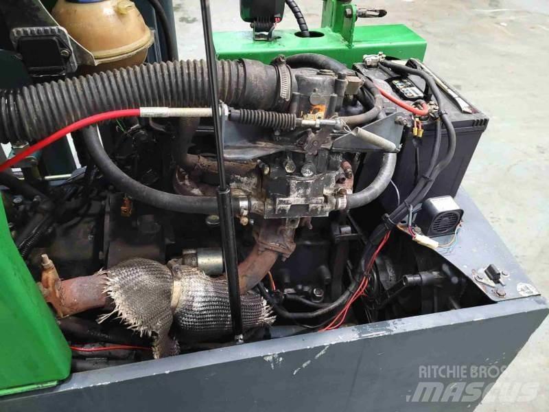 Combilift C4000 全方向リーチ型フォークリフト