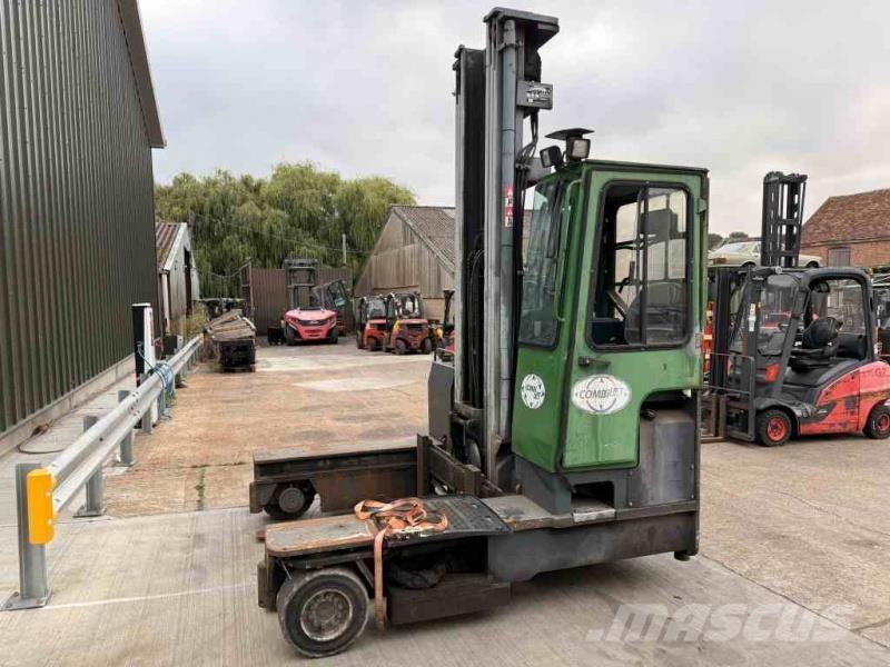 Combilift C4000 全方向リーチ型フォークリフト