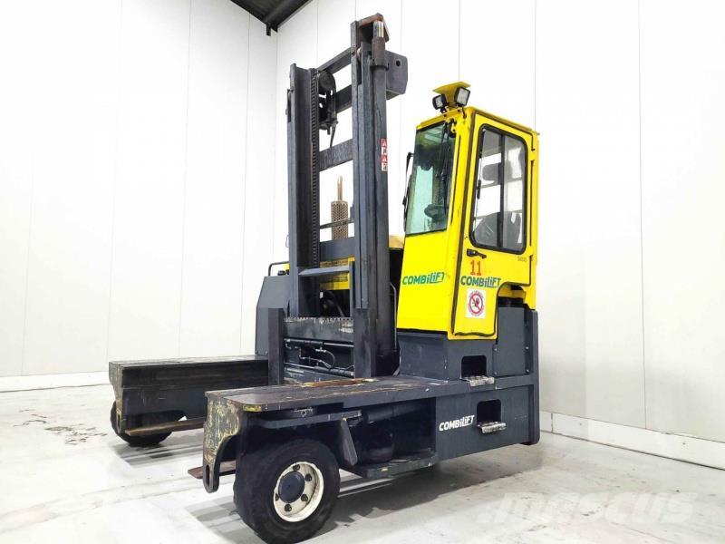 Combilift C7000 全方向リーチ型フォークリフト