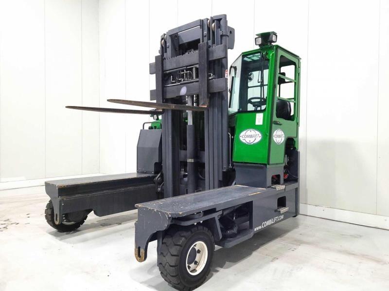 Combilift C8000 GAS 全方向リーチ型フォークリフト
