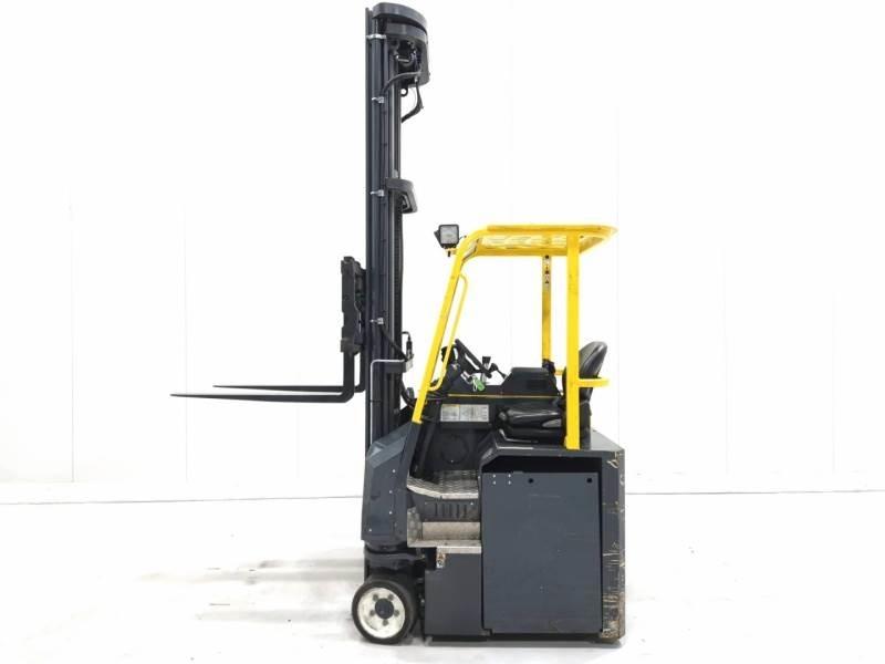 Combilift CBE2500 全方向リーチ型フォークリフト