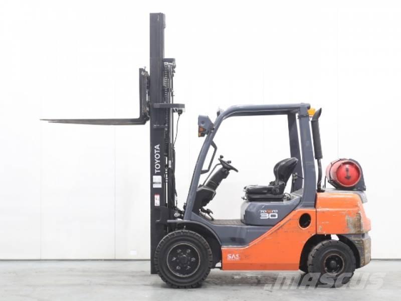 Toyota 02-8FGF30 LPGフォークリフト