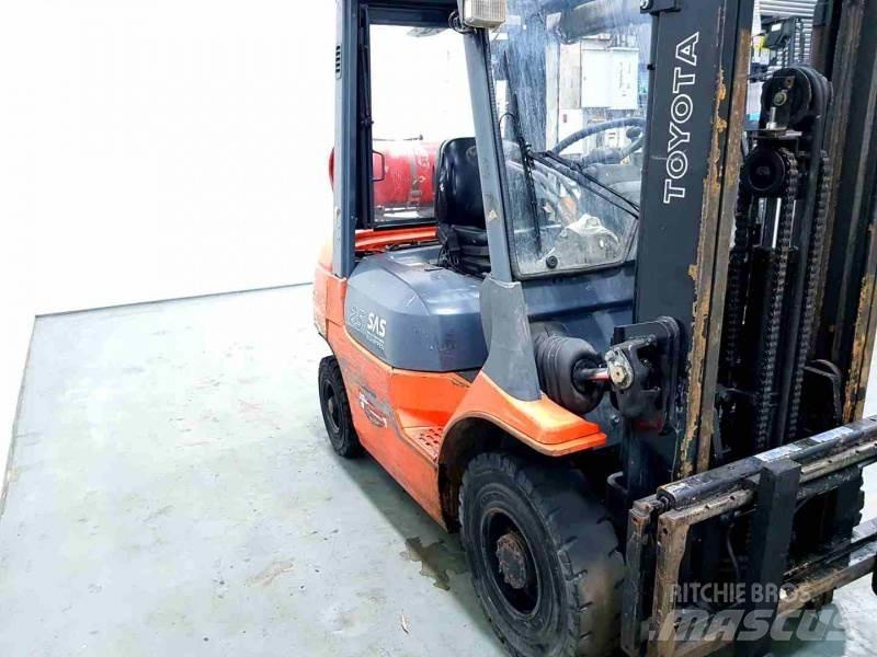 Toyota 42-7FGF25 LPGフォークリフト
