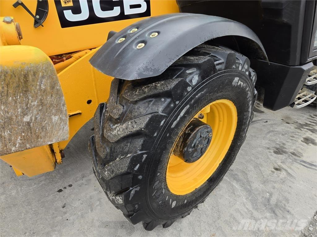 JCB 535-140 テレスコーピックハンドラー