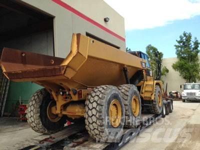 CAT 725 アーティキュレート式ダンプトラック