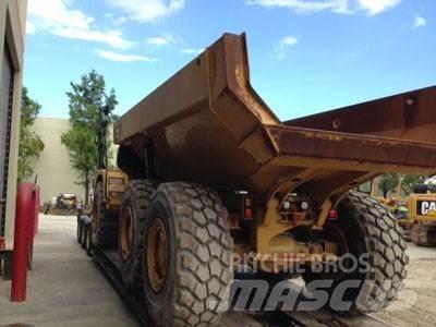 CAT 725 アーティキュレート式ダンプトラック