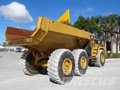 CAT 725 アーティキュレート式ダンプトラック