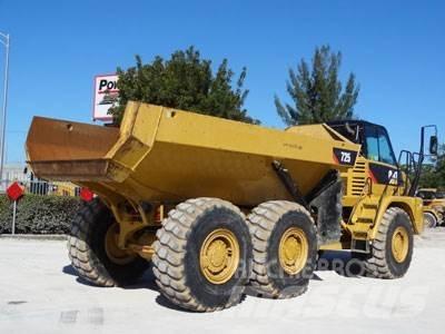 CAT 725 アーティキュレート式ダンプトラック