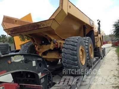 CAT 725C アーティキュレート式ダンプトラック