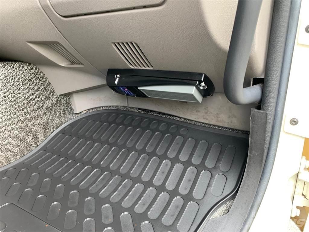 DAF LF210 4x2 FA ボックスボディー、ウイング、箱車