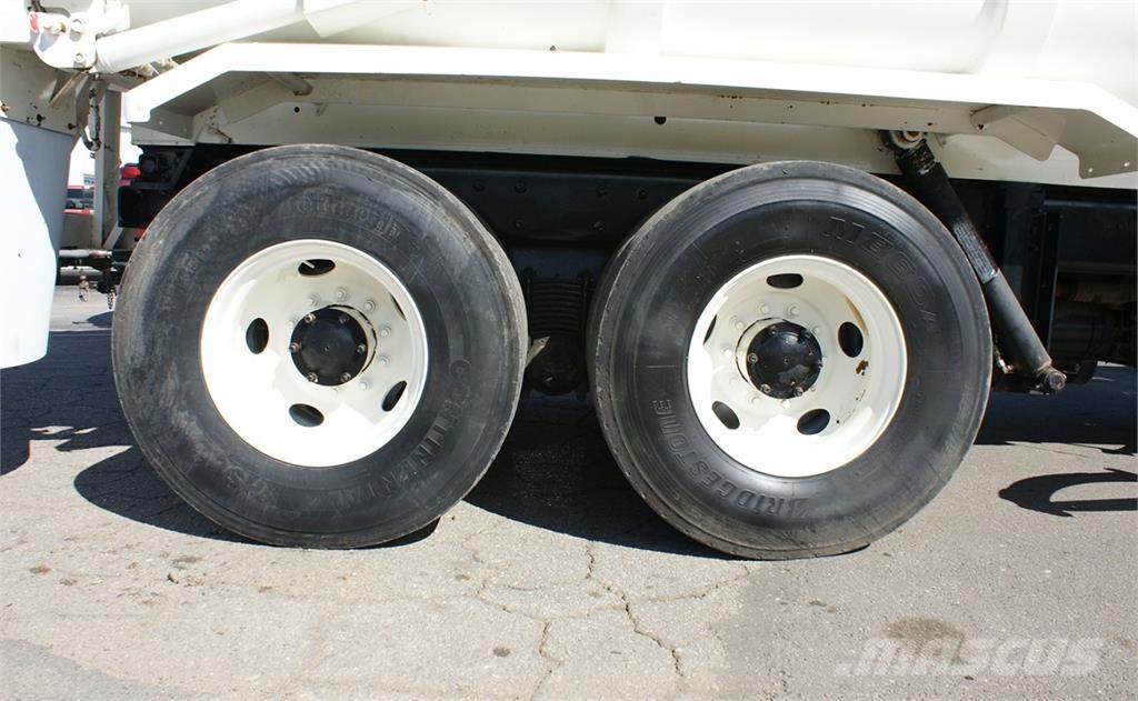 Mack LEU613 塵芥車、パッカー車