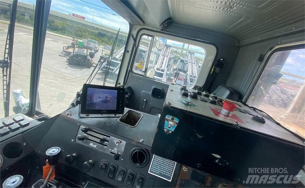 Mack MR688S 塵芥車、パッカー車