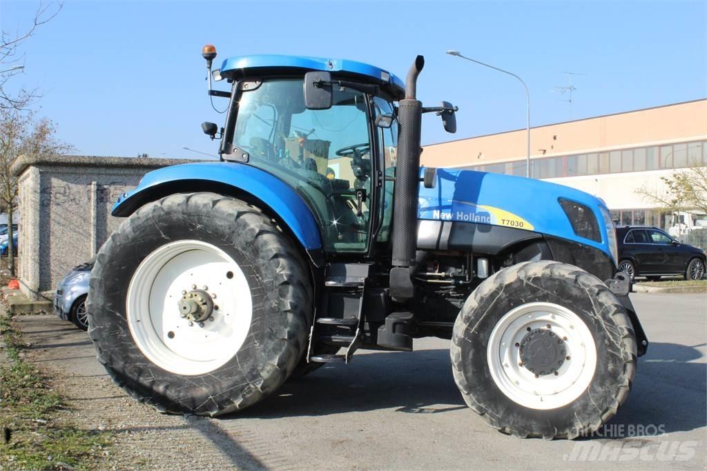 New Holland T7030 トラクター