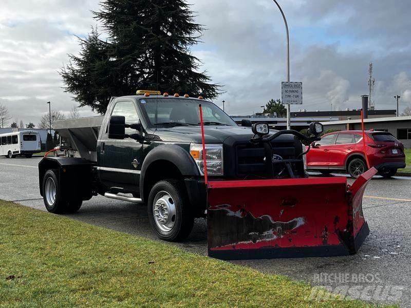 Ford F-550 スノーブレードとプラウ