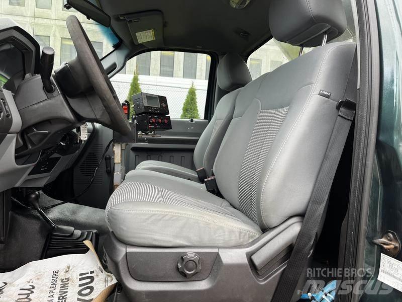 Ford F-550 スノーブレードとプラウ