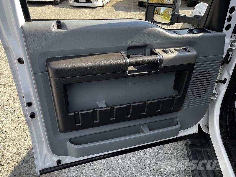 Ford F-550 平ボディー