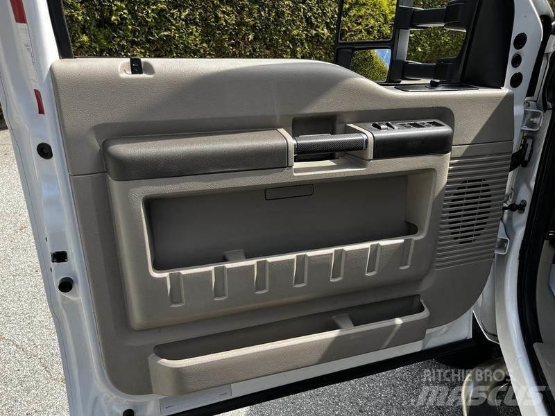 Ford F-550 多目的／汎用車両