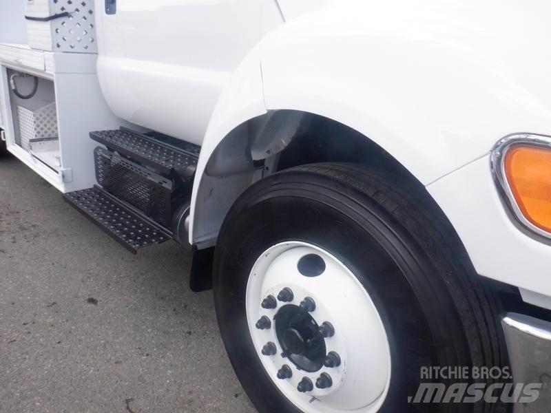Ford F-750 多目的／汎用車両