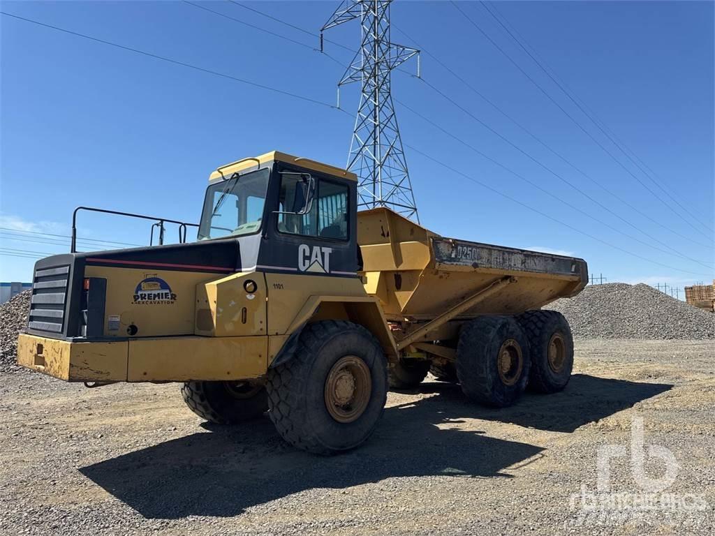 CAT D250E アーティキュレート式ダンプトラック