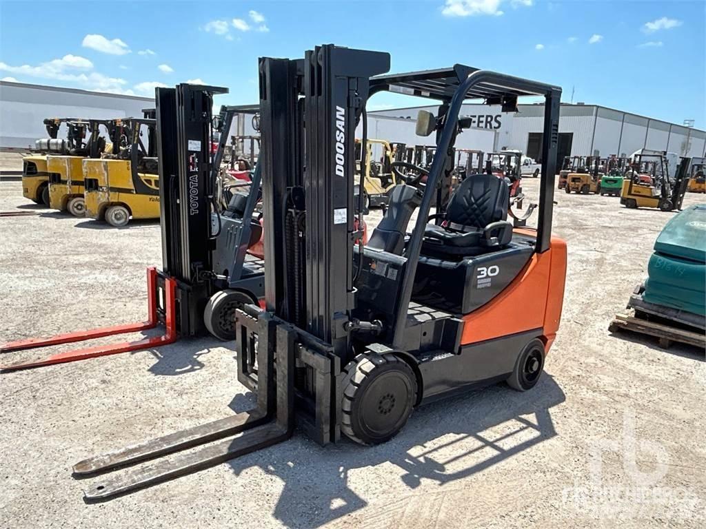 Doosan GC30E-5 ディーゼル・軽油