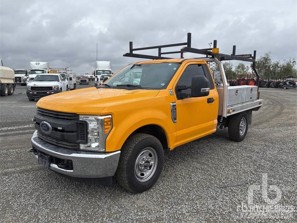 Ford F-250 平ボディー