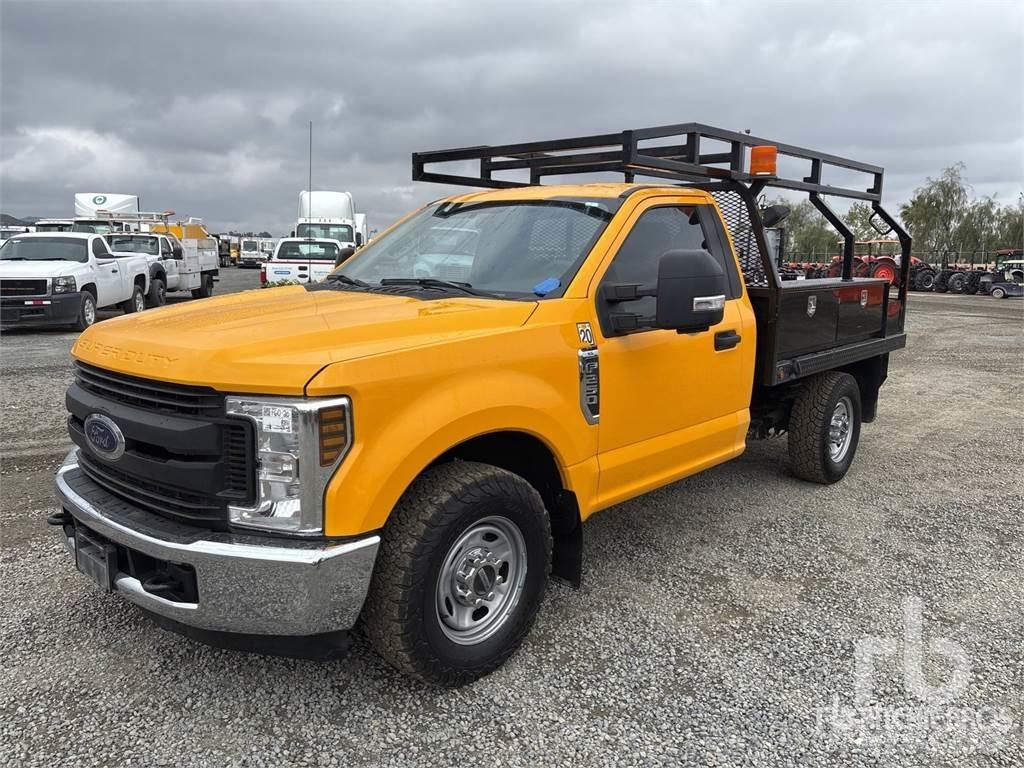 Ford F-250 平ボディー