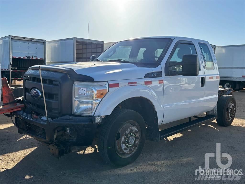 Ford F-350 キャブ付きシャーシ