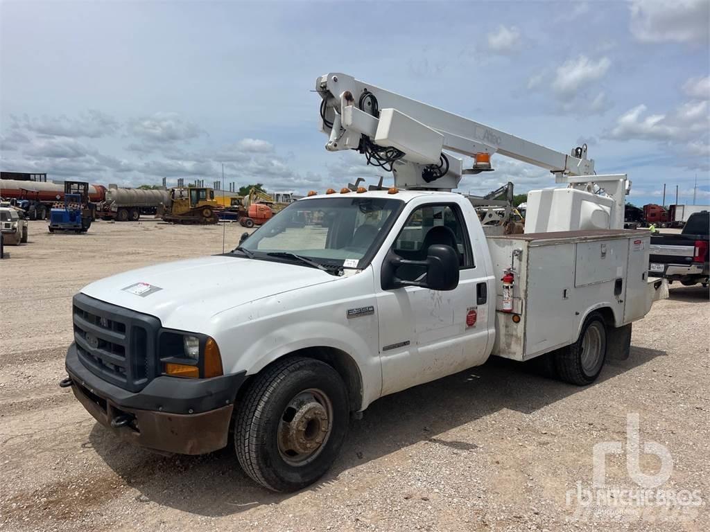 Ford F-350 高所作業台付トレーラー