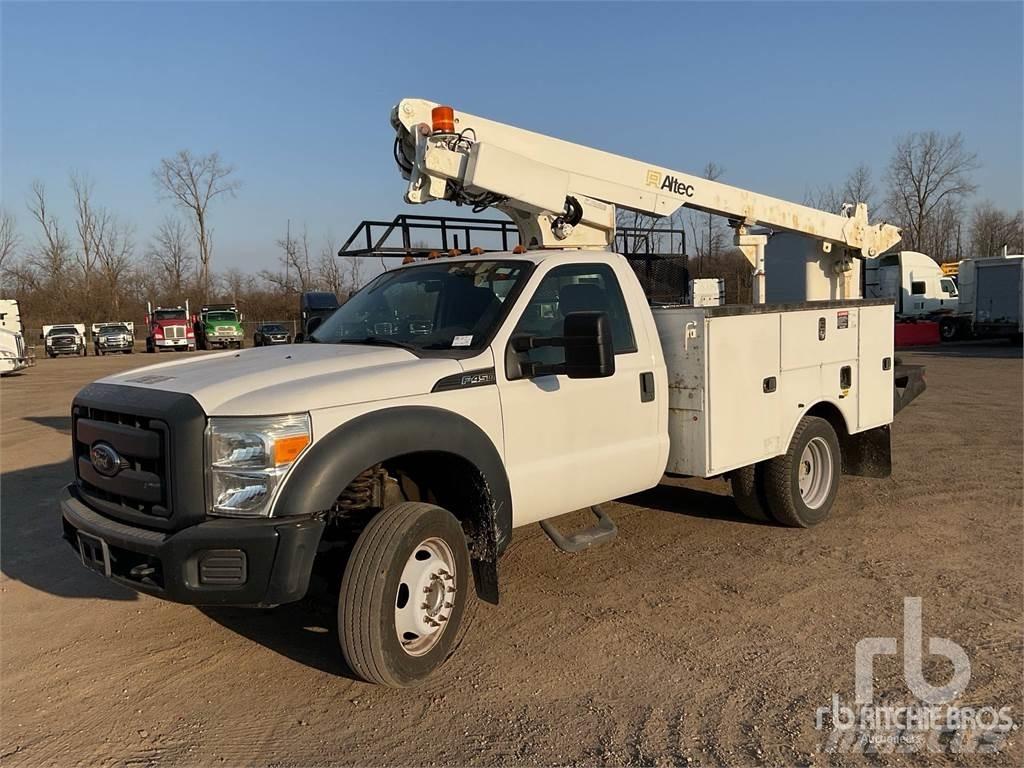 Ford F-450 高所作業台付トレーラー